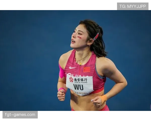 吴艳妮赛前涂指甲油的样子，真不像要上场拼命的人